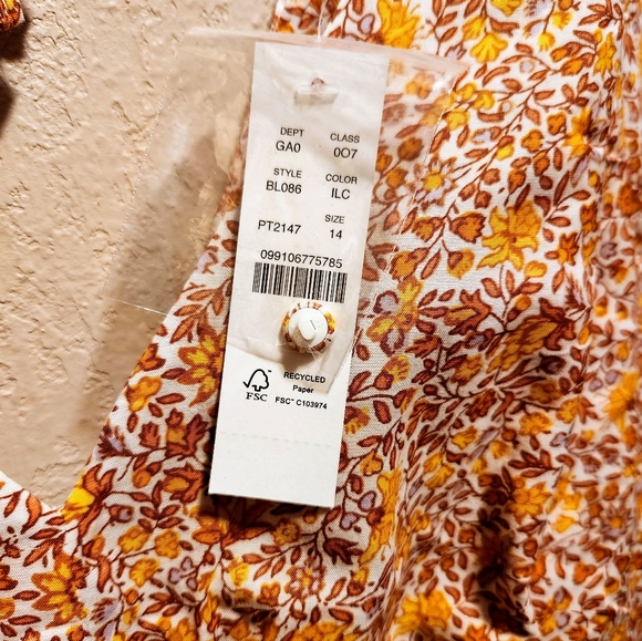 Puff-sleeve V-neck top in scattered blooms - Picture 6 of 6